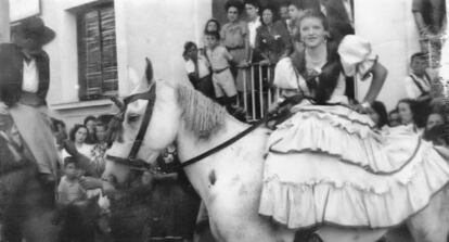 Una foto de 1944, recuperada por la iniciativa &#039;Memoria de los barrios&#039;, en la que se ve a Matilde Zamorano, vecina de Carabanchel en las fiestas de San Roque. 