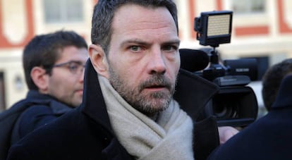 Jérôme Kerviel, el 'bróker' francés junto al Palacio de Justicia de París.