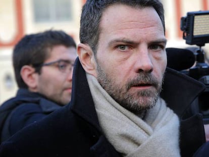 J&eacute;r&ocirc;me Kerviel, el &#039;br&oacute;ker&#039; franc&eacute;s junto al Palacio de Justicia de Par&iacute;s. 