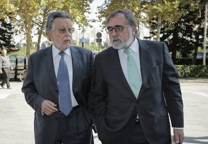 Alfonso Grau, exvicealcalde de Valencia, a la derecha, llega a los juzgados con su abogado.