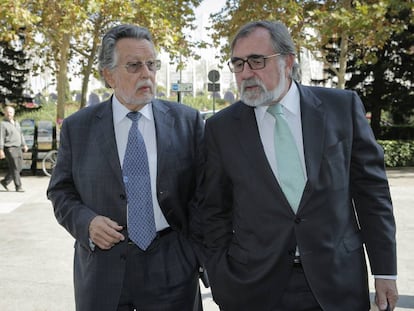 Alfonso Grau, exvicealcalde de Valencia, a la derecha, llega a los juzgados con su abogado.