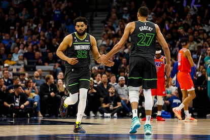 Los jugadores de los Minnesota Timberwolves Rudy Gobert (d) y Karl-Anthony Towns (i) celebran una canasta durante un duelo ante Oklahoma disputado en abril.