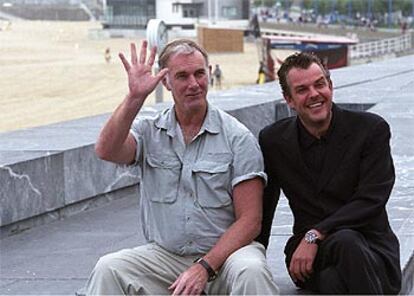 John Sayles (a la izquierda) y el actor Danny Huston, en San Sebastián.