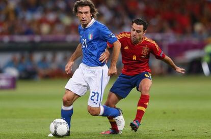 Pirlo y Xavi, durante la final