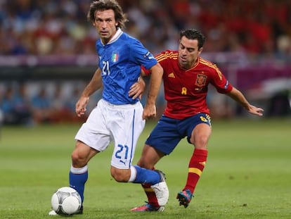 Pirlo y Xavi, durante la final