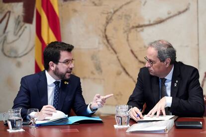 El president de la Generalitat, Quim Torra, conversa amb el seu vicepresident, Pere Aragonès, durant la reunió setmanal del Govern.