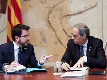 El presidente de la Generalitat, Quim Torra, conversa con su vicepresidente, Pere Aragonès, durante la reunión semanal del Govern.