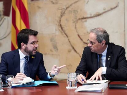 El president de la Generalitat, Quim Torra, conversa amb el seu vicepresident, Pere Aragonès, durant la reunió setmanal del Govern.