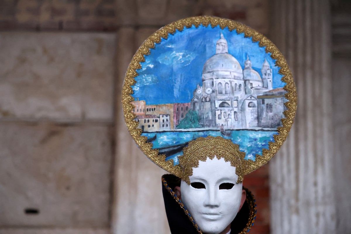 Las imágenes del inicio del Carnaval de Venecia, con guiño a los Juegos Olímpicos de Invierno y a ‘Los Bridgerton’