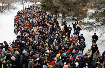 Una multitud se dirige hacia el cementerio de Borísov durante el funeral del político opositor ruso Alexéi Navalni en Moscú.