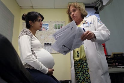 Una embarazada en Puerto Rico recibe informaci&oacute;n sobre el virus del zika 