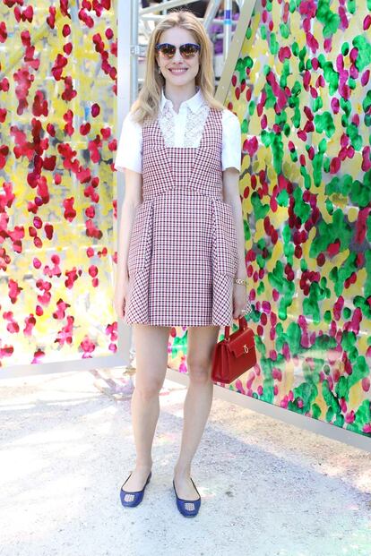 Natalia Vodianova se apunta a la tendencia de camisa + vestido.