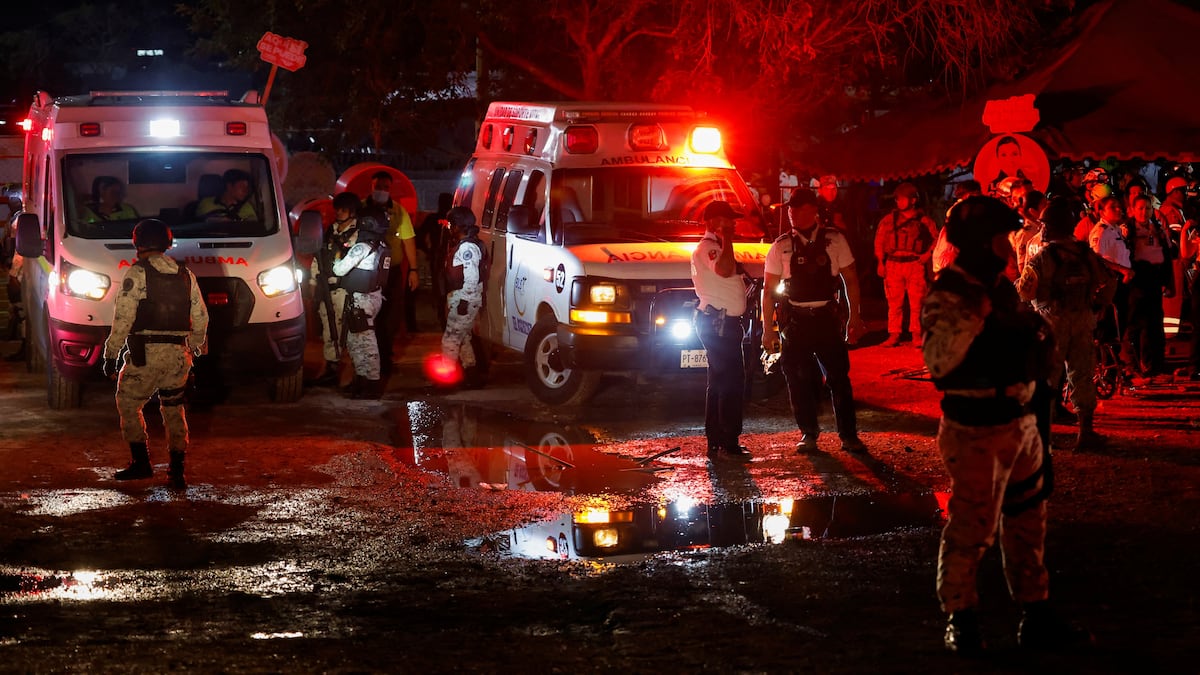 El desplome de una estructura metálica sobre el público de un mitin mata al menos a nueve personas en México