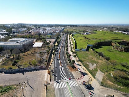 Zona peatonal, zona verde y carril bici en el tramo urbano de la N-4A a su paso por Carmona (Sevilla).