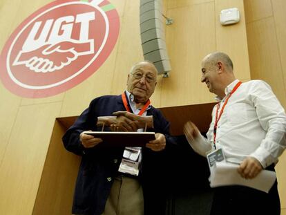 Nicolás Redondo y Raúl Arza durante el homenaje que UGT ha rendido al primero