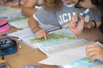 Alumnos del instituto público Montserrat en Barcelona, en mayo pasado.