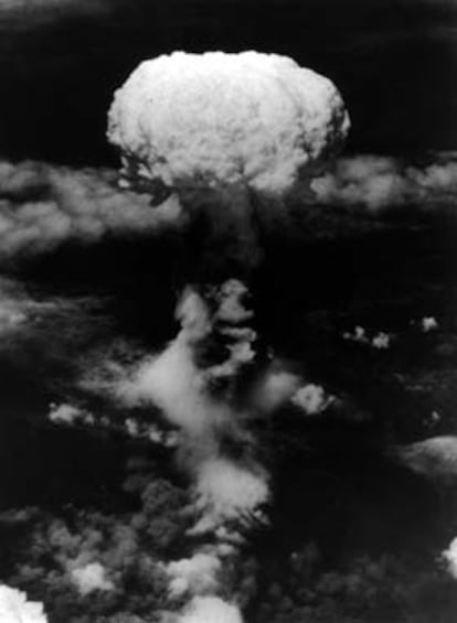 Tres días después de la tragedia de Hiroshima, una segunda bomba atómica cayó sobre Nagasaki. El B-29 <i>Bockscar</i> decidió no lanzarla sobre Kokura, unas decenas de kilómetros al norte, debido a la falta de visibilidad. Cerca de 74.000 personas murieron al instante y otras 75.000 perdieron la vida en los meses siguientes.