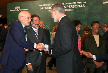 El rey Felipe VI saluda al presidente de Mercadona Juan Roig, en presencia de la presidenta del banco Santander Patricia Botín, en la inauguración del Congreso Nacional de la Empresa Familiar celebrado en Bilbao.
