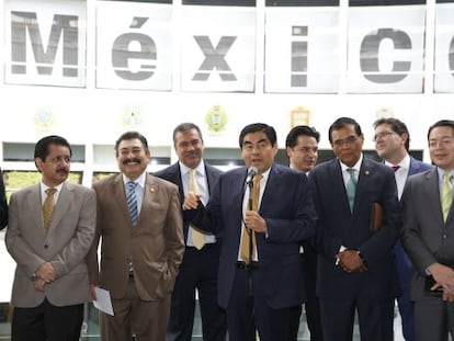 Senadores del PRD en una manifestaci&oacute;n contra la reforma energ&eacute;tica