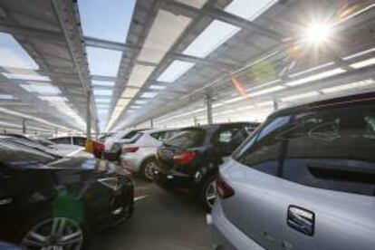 Vista de las placas solares instaladas en la zona de aparcamientos de los coches recién salidos de la fabrica de la empresa Seat. EFE/Archivo