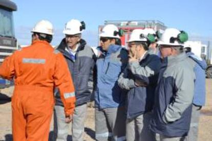 Fotografa cedida por YPF, que muestra a los presidentes de YPF, Miguel Galuccio (2d), y de la filial para Amrica Latina y ?frica de Chevron, Ali Moshiri (2i), durante su visita a Vaca Muerta (Argentina).