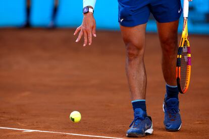 El tenista Rafa Nadal bota la pelota antes de realizar su saque. Juan Medina/REUTERS