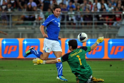 Montolivo consigue el primer gol de Italia a pesar de la salida a la desesperada de Casillas.