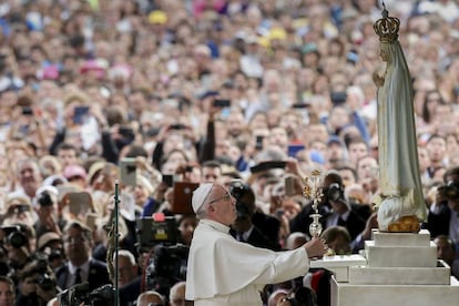 El Papa ofrece una rosa de oro a Nuestra Señora de Fátima, en la Capilla de las Apariciones del Santuario de Nuestra Señora de Fátima.