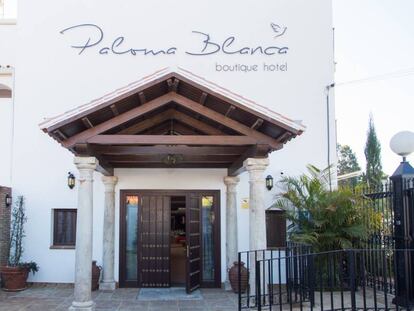 Entrada del hotel Paloma Blanca, en San Pedro de Alcántara (Marbella).