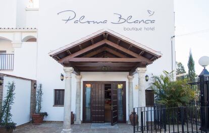 Entrada del hotel Paloma Blanca, en San Pedro de Alcántara (Marbella).