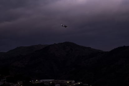 Un helicóptero de la Guardia Civil sobrevolaba la zona de trabajo a última hora de la tarde del miércoles 23. Allí aterrizaba el cuco -como lo conocen los agentes- preparado para cualquier evacuación de emergencia.