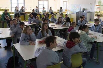 Entre los cambios más llamativos se han fundido las clases de 30 en un solo grupo de 60 en el que hay tres tutores simultaneamente en el aula. Al inicio y al final del día, hay 15 minutos de reflexión compartida sobre lo que se va a hacer, o lo que se ha hecho durante la jornada.