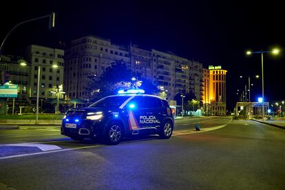 Un coche de Policía Nacional circula por la calle Antonio López, en Santander, Cantabria, en una imagen de archivo.