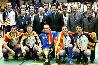 Pasqual Maragall celebra con la selección catalana de hockey su ascenso a la máxima categoría.