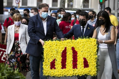 Desde la izquierda, Carme Forcadell, expresidenta del Parlament; Oriol Junqueras, presidente de ERC; Pere Aragonès, presidente de la Generalitat, Marta Vilalta, portavoz de ERC, durante la ofrenda floral en Barcelona.