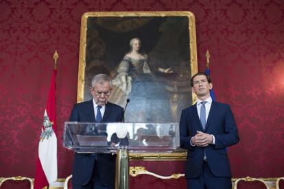 El presidente austriaco, Alexander Van der Bellen (i) y el canciller austriaco Sebastian Kurz, este martes en Viena.