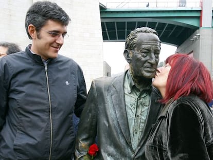 Lentxu Rubial besa emocionada en 2011 la estatua que recuerda a su padre en Bilbao en presencia de Eduardo Madina.