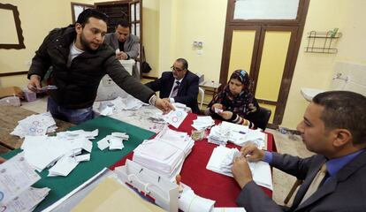 Funcionarios egipcios recuentan los votos de la consulta, el lunes en El Cairo.