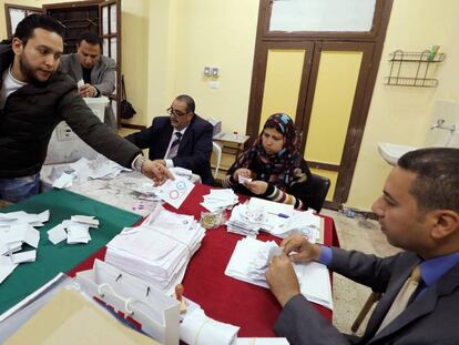 Funcionarios egipcios recuentan los votos de la consulta, el lunes en El Cairo.