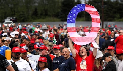 Participante de um comício de Donald Trump em agosto de 2018 na Pensilvânia segura um enorme "Q", simbolizando o movimento QAnon.