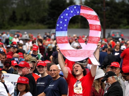 Apoiador de Trump exibe sinal do QAnon durante comício do presidente americano, em 2018.