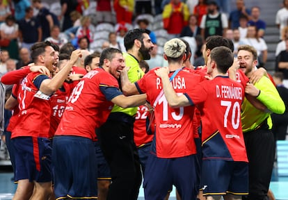 Los jugadores de la selección masculina de balonmano celebran después de ganar el bronce.