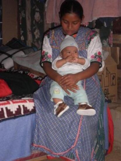 Una mujer sostiene a su bebé en Cuilco, Guatemala.