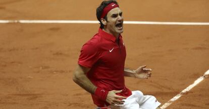 Federer festeja o ponto decisivo na Copa Davis.