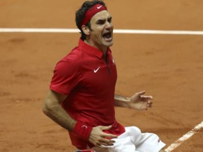 Federer celebra el punto decisivo en la Copa Davis. 
