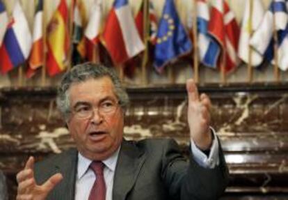 El presidente de la Fundación Empresarial Comunidad Europea - Chile (EuroChile), Vicente Caruz, habla este miércoles 23 de enero de 2013, en la presentación de la IV Cumbre Empresarial CELAC-UE.