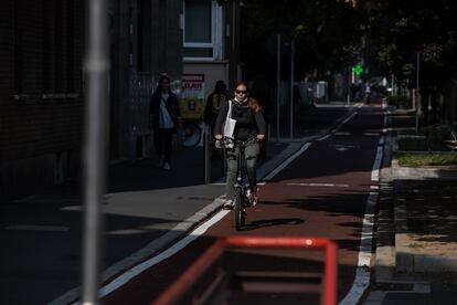 Una ciclista por un carril bici construido en 2020 en Milán. 