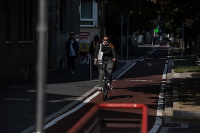 Una ciclista por un carril bici construido en 2020 en Milán.