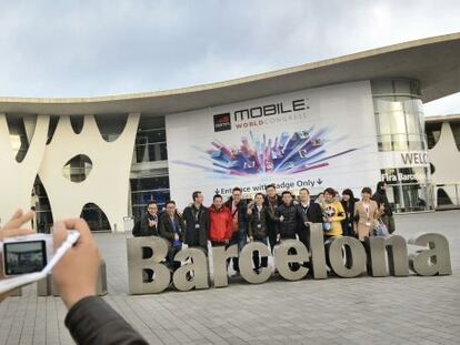 Asistentes al congreso en el recinto de la Fira en L'Hospitalet.