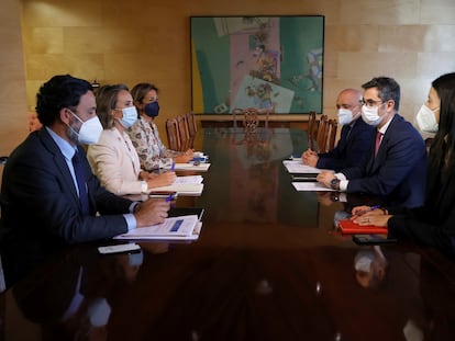 El ministro de la Presidencia, Félix Bolaños (a la derecha, en el centro), con la delegación del PP, con Cuca Gamarra (a la izquierda, en el centro), este martes en el Congreso.